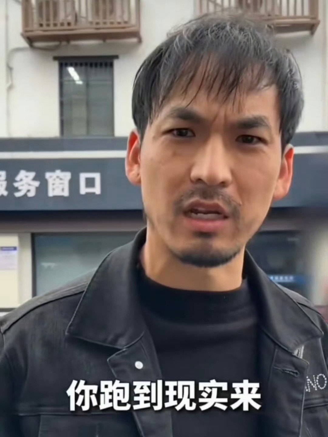 #打假网红铁头一审获刑8年#
铁头惩恶扬善，头铁踉跄入狱，玩火自焚。 ​