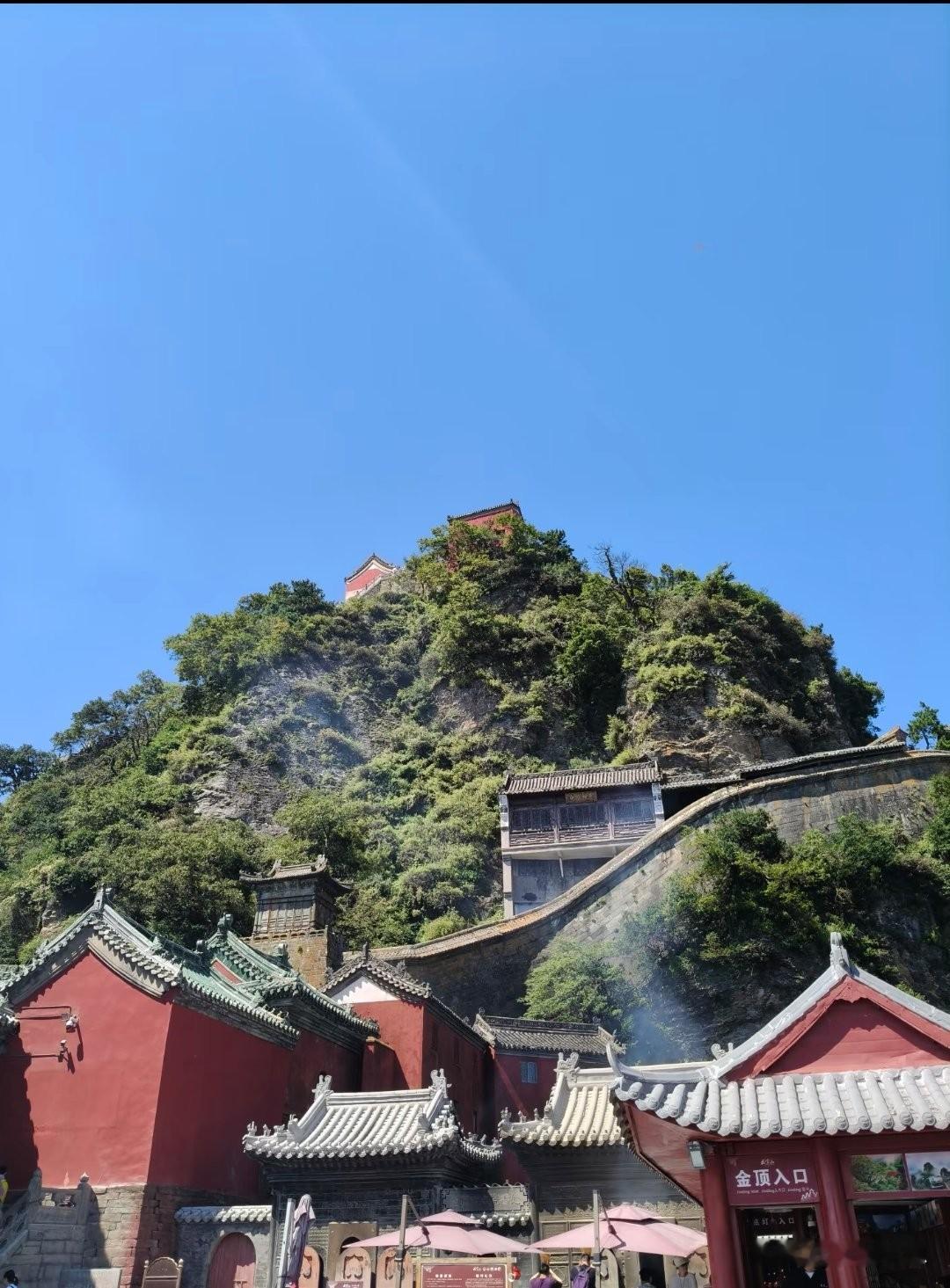 今年国庆有个挺反常的现象：高速堵成停车场，景区排队两小时看景五分钟，朋友圈里全世界都在路上。可你真跟人一算账，发现大家钱包捂得比谁都紧。

人确实出去了。平台数据摆着：县域旅行产品预订热度同比涨了42%，四川九寨沟县民宿预订直接暴增281%。连青海祁连县那种5万人的小城，单日能涌进来10万多游客。