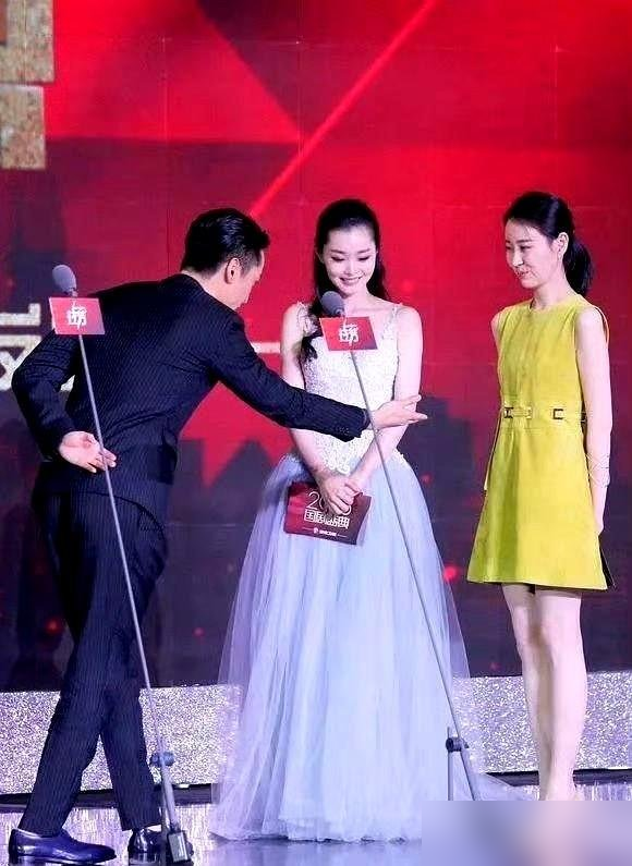 聚光灯底下，胡歌拉着王乐君的手就上去了，宋轶一个人被晾在台边，笑得发僵。台下快门声都透着尴尬。
这是《伪装者》的重聚。台上站着的是明台和程锦云，戏里的官配。可当年追剧的人谁不知道，观众心里明台身边站着的，从来都是于曼丽。
2023年王乐君自曝锁骨被胡歌砸断，话里话外全是不甘。如今台上这一牵，多少