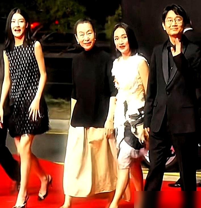 51岁周迅，穿香奈儿高定走釜山红毯，脸上褶子清清楚楚，腰背挺得笔直。
10月6号开幕，她没带什么大阵仗，就一个人，短发，细框墨镜。第二天电影《初次尝到寂寞》首映，釜山升A类后主竞赛唯一入围的华语内地长片，她主演。
记者会上聊到哭戏，说最亲的人消失了，当场哽咽，眼泪没憋住。
底下坐着的韩国记者都