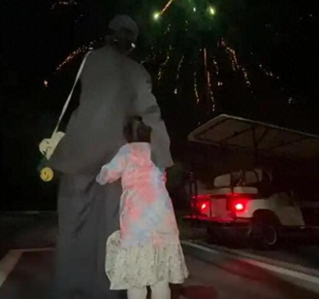 何穗官宣当妈那天，评论区有人说：她退圈了？原来是去生孩子了。
四年恋情，被拍过健身房同框、被拍过日本同游，愣是连口气都没漏。去年停更大半年社交账号，推掉数个顶级封面，外界还以为她要退圈。谁想到是去医院生了个孩子出来。
这不就是把自己活成了商品，而商品的保质期，由观众的想象决定。她的商业价值踩在“单身