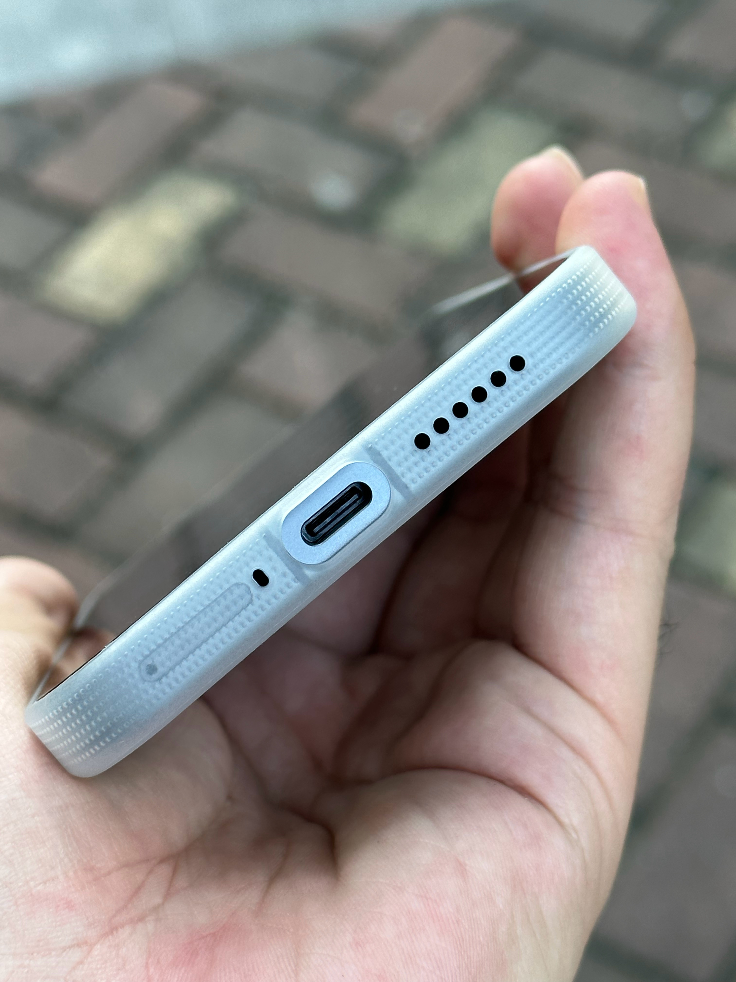 小米 18 Pro Max 超薄壳半透非磁吸已上架。整体轻薄趁手，正面高出裸机屏幕大概 0.5mm，搭配店内玻璃 AR 膜契合度也不错，手势操作顺滑舒服。外嵌磁圈的磁吸款也在安排了，还需要再等几天[作揖] ​