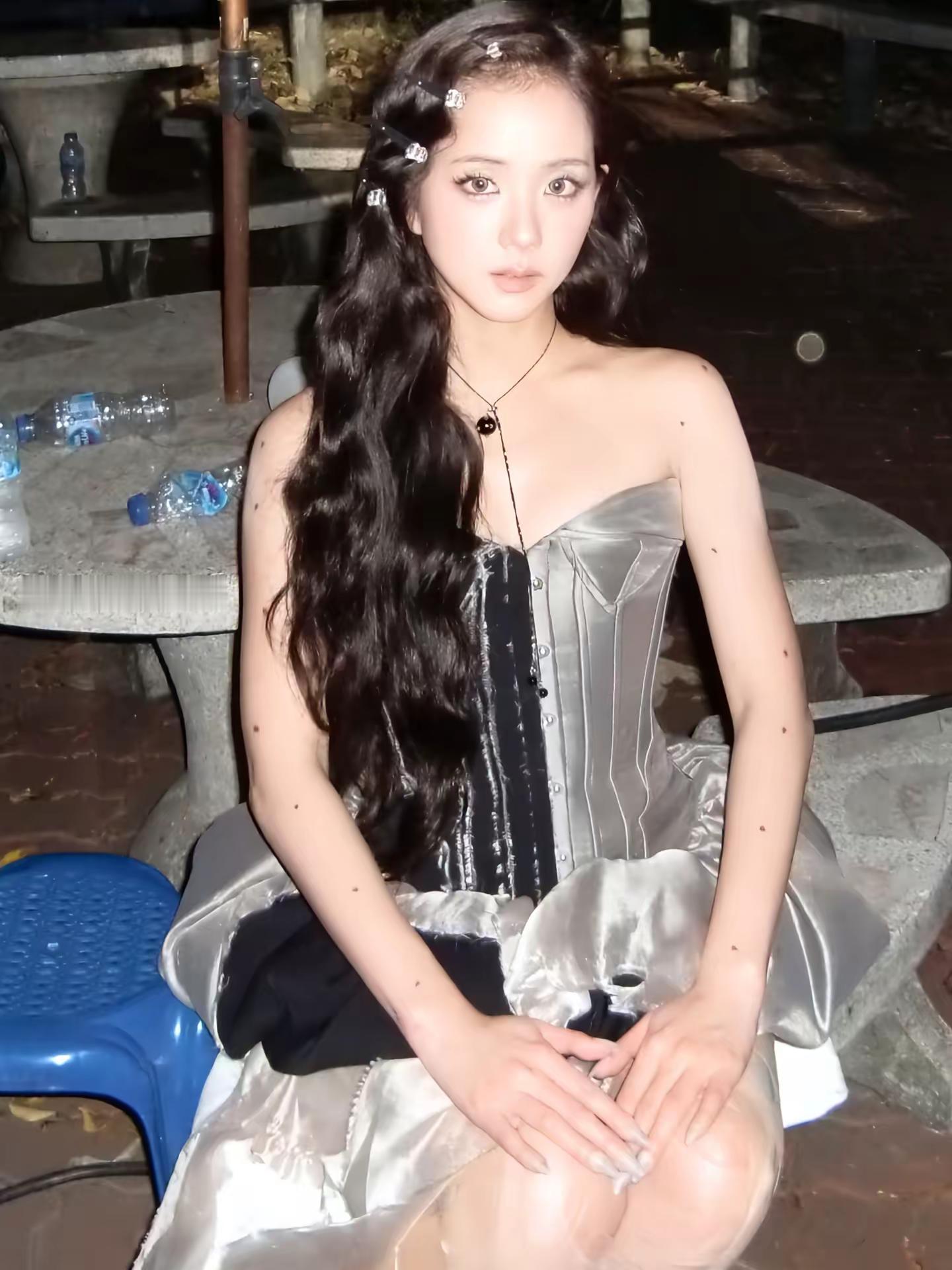 想要单发第一张的 很喜欢这个感觉啊🥰
