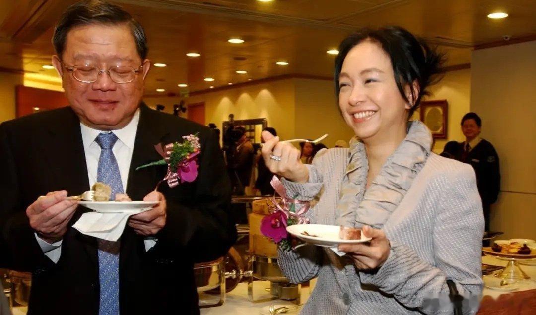 钟镇涛68岁前任结婚45周年，与83岁富商丈夫庆祝，三代同堂照曝光。 ​