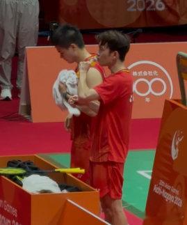 #梁王组合银牌是36年最佳# 梁伟铿/王昶1-2惜败印尼黑马，亚运男双银牌。这是中国男双自1990年北京亚运会后，36年来首次闯进决赛。银牌有遗憾，但已是历史性突破。 ​