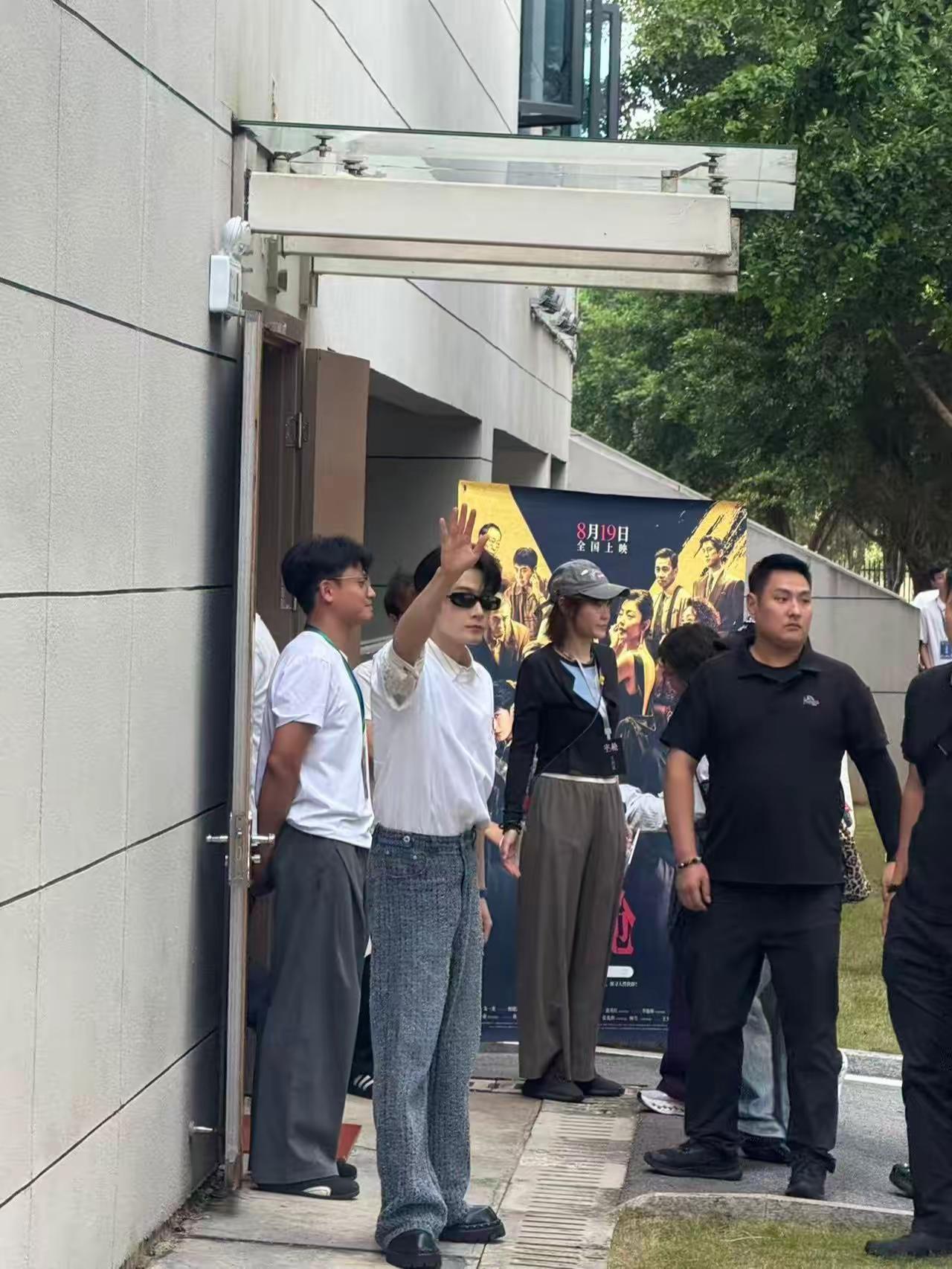 檀健次《空枪》路演。大学校就是不一样，明星运就这么水灵灵的撞上来了檀健次 广西民族大学