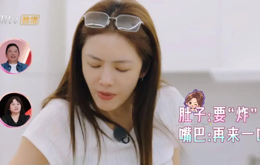 一边被一千六百多大卡吓到当场嚎叫，一边扭头又能若无其事地咽下一块披萨，蔡文静在镜头前这出戏，简直是在每一个减肥人的身上装了监控。
李嘉琦去她家蒸大包子，两个人热气腾腾吃了个溜圆。
等碳水下了肚，理智才慢半拍找上门。
她慌慌张张掏手机搜那一斤面粉到底有多少热量，屏幕蹦出“1650大卡”几个字时，