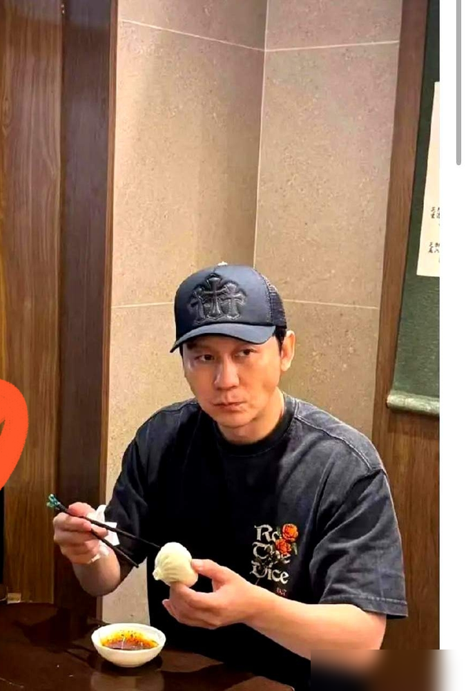 红了20年的李晨，47岁还在连轴转拼命搞钱。
录《奔跑吧》一录就是11年没断档，2025年播完的《扫毒风暴》里，他演乱世中艰难求存的富商，戏份拍得扎扎实实。
转头还跨界直播卖保险，一点不端明星架子。好多同年龄段内娱男星，天天喊着无戏可拍，宁肯蹲圈子混人脉，也不肯放下身段出来干活。
放下面子赚钱