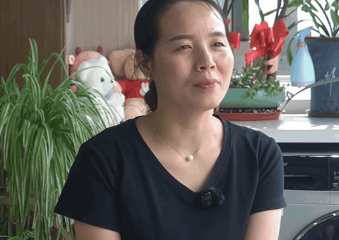 #妈妈第一次坐飞机是送儿子上民航大学# 最美好的双向奔赴大概就是这样，妈妈默默付出养育孩子长大，少年学有所成之后反哺母亲。平凉少年罗文远凭借努力考上民航大学，用奖学金带从未乘机的妈妈体验飞行，一张小小的机票，承载着少年的理想，也藏着对母亲沉甸甸的感恩。#18岁儿子用奖学金带妈妈第一次坐 ​